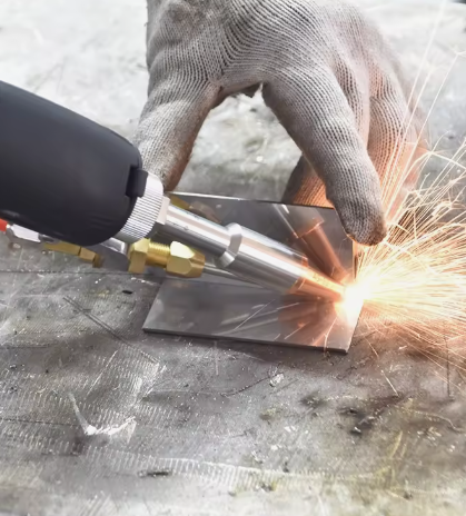 Hot Sale 2kw Handheld Air-Cooled Fiber Laser Welding Machine for Metal Aluminum Stainless